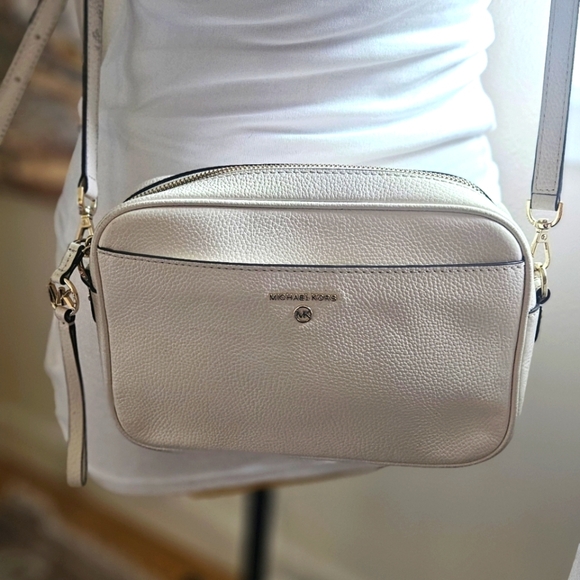 Michael Kors Jet Set Signature Leather Clutch Crossbody Bag EUC Bag Charm - Picture 12 of 12